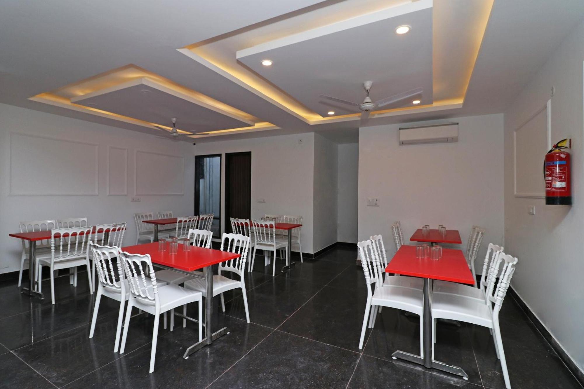 Hotel O Aamara Нью-Дели Экстерьер фото